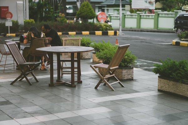 Aménagez votre extérieur avec des ensembles tables et chaises